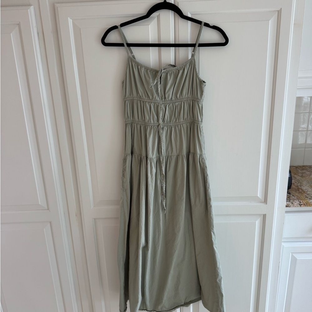 Elegant Green Sleeveless Dress - Picture 2 of 3